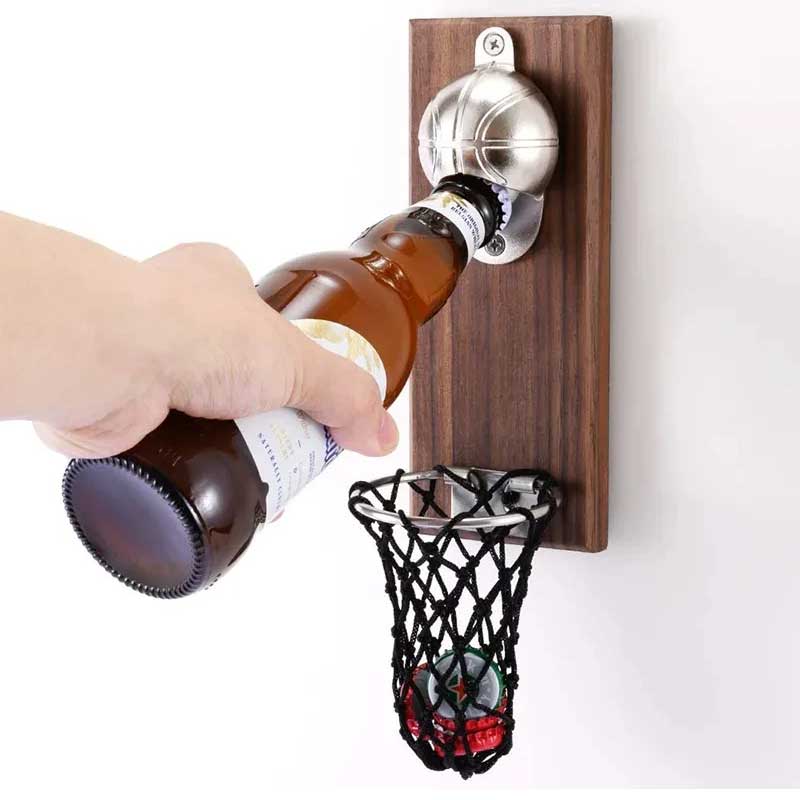 פותחן בקבוקים על לוח עץ סל כדורסל