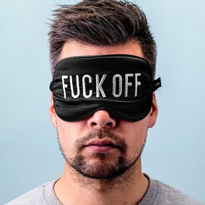 כיסוי עיניים יוקרתי עם מסר חד וברור