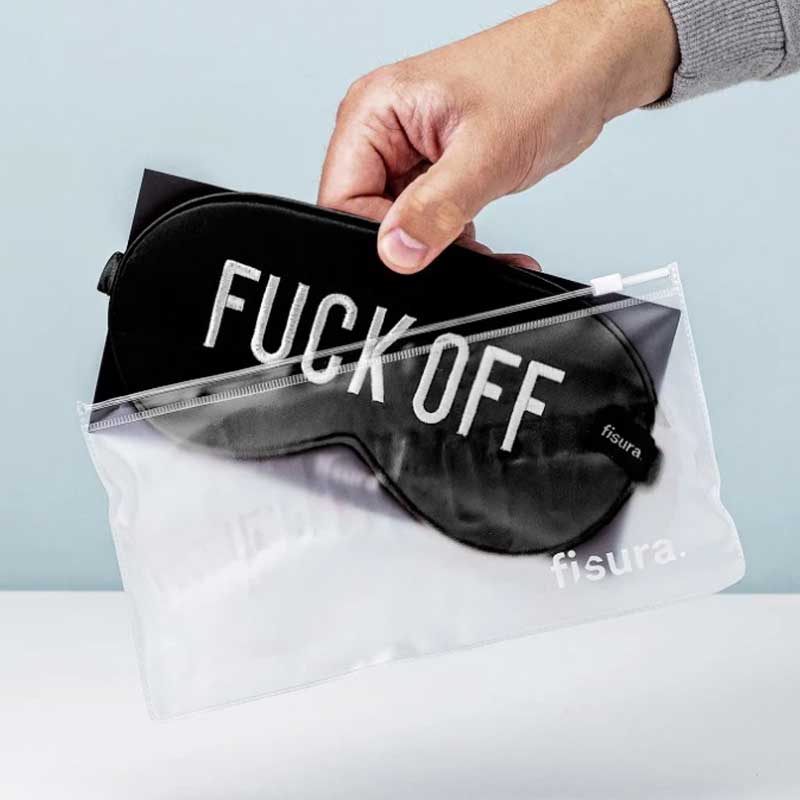 כיסוי עיניים יוקרתי עם מסר חד וברור