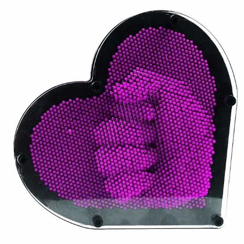 משחק סיכות תלת מימד בעיצוב לב