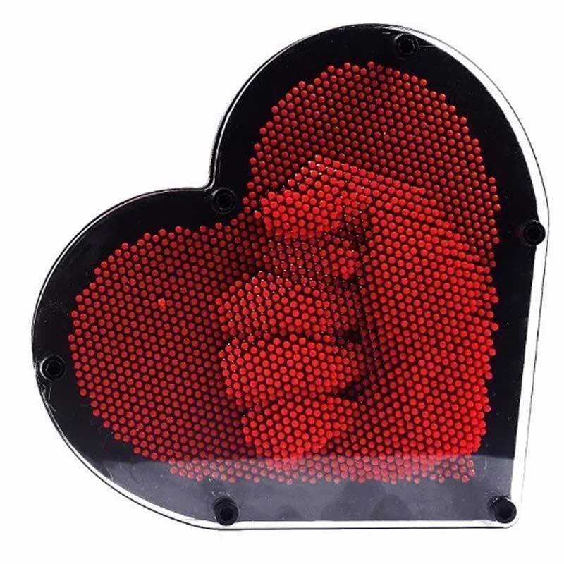 משחק סיכות תלת מימד בעיצוב לב