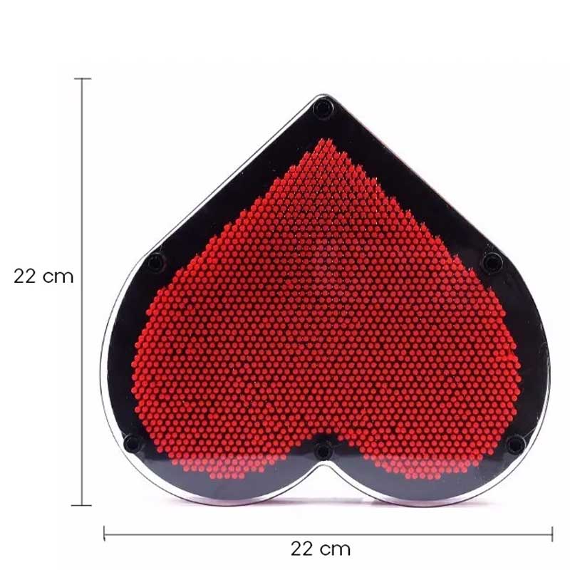 משחק סיכות תלת מימד בעיצוב לב