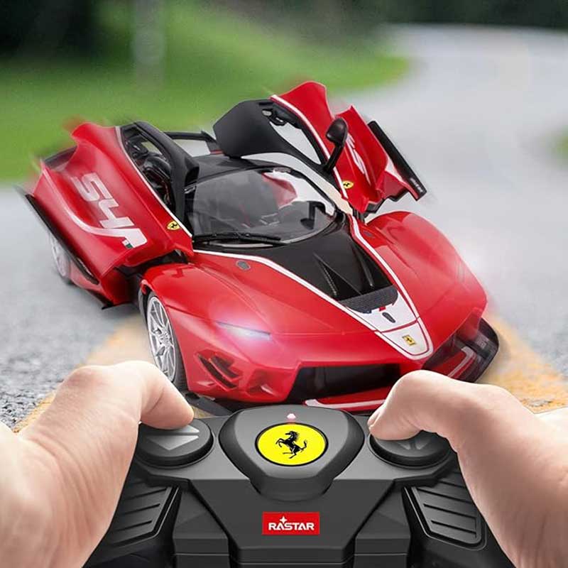 מכונית Ferrari FXXK Evo עם שלט להרכבה עצמית