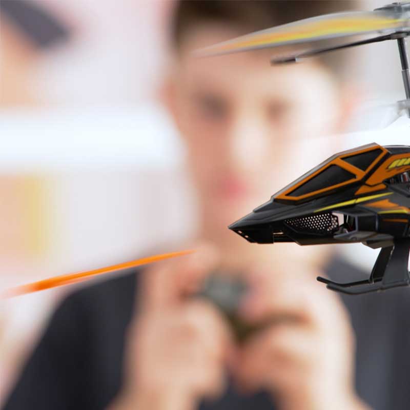 מסוק על שלט יורה טילים