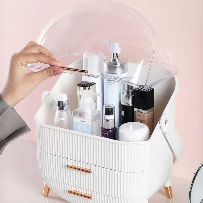 ארגונית איפור לאישה