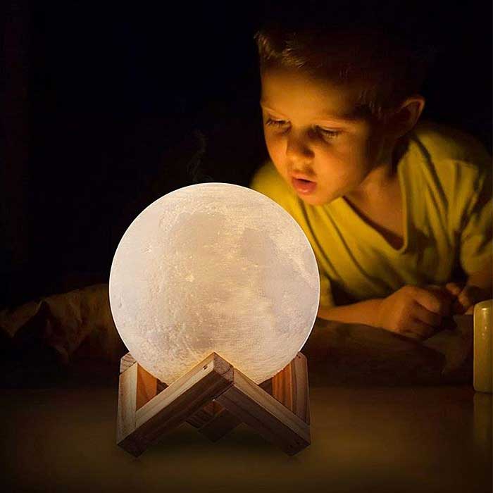 מנורת לילה בעיצוב ירח