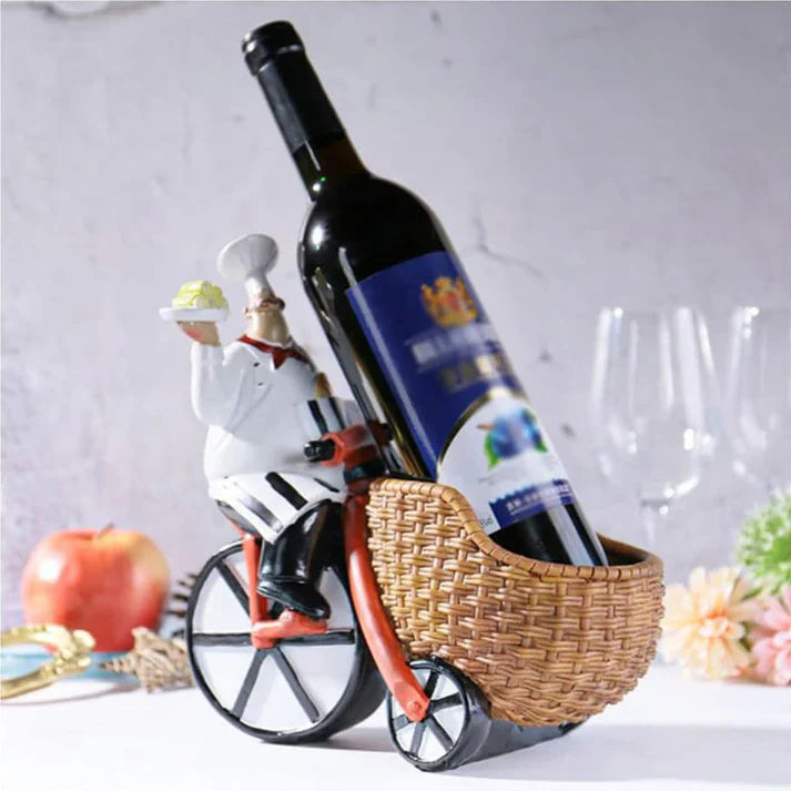 מעמד לבקבוק יין בעיצוב טבח על אופניים