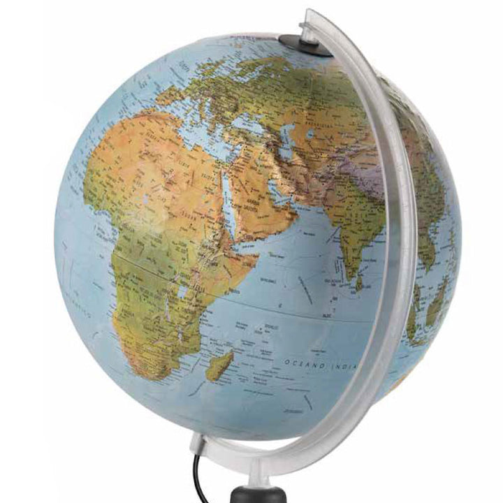 גלובוס ALTO מואר על שולחן משרדי, מציג מפה פוליטית עם גבולות מדינות מודגשים בתאורה חמה.