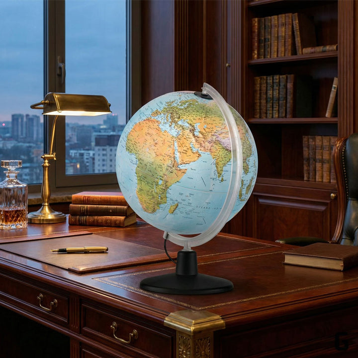 גלובוס ALTO במצב כבוי המציג מפה פיזית של כדור הארץ, מונח בסביבת עבודה מעוצבת.