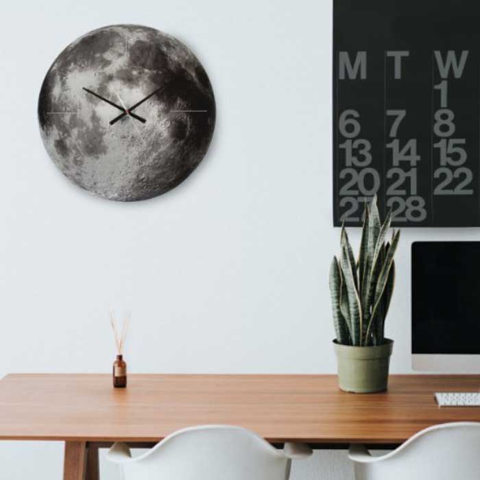 שעון בצורת ירח: מתנה למשרד חדש