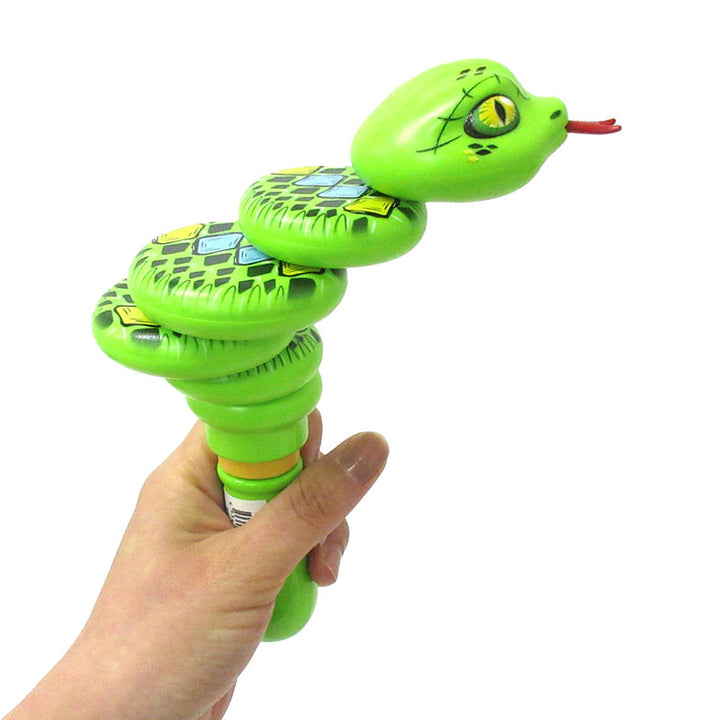 יד מחזיקה צעצוע נחש ירוק גמיש המיועד להפרחת בועות סבון, המדגים את אחיזת המשחק.