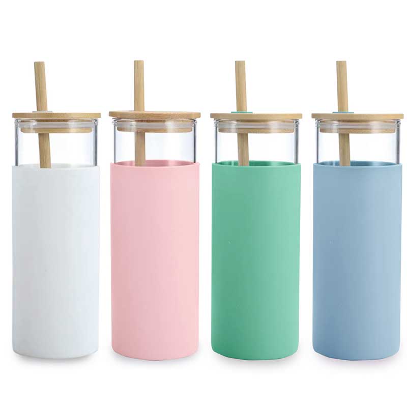 כוס שתייה מעוצבת עם קש ומכסה במבוק