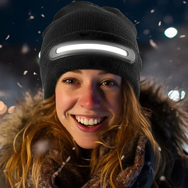 אישה עם כובע גרב משולב עם פנס ראש