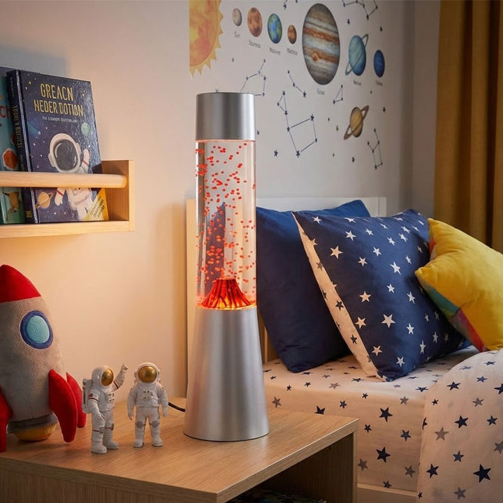 מנורת לבה בצורת הר געש על שידת לילה עם תאורה אדומה