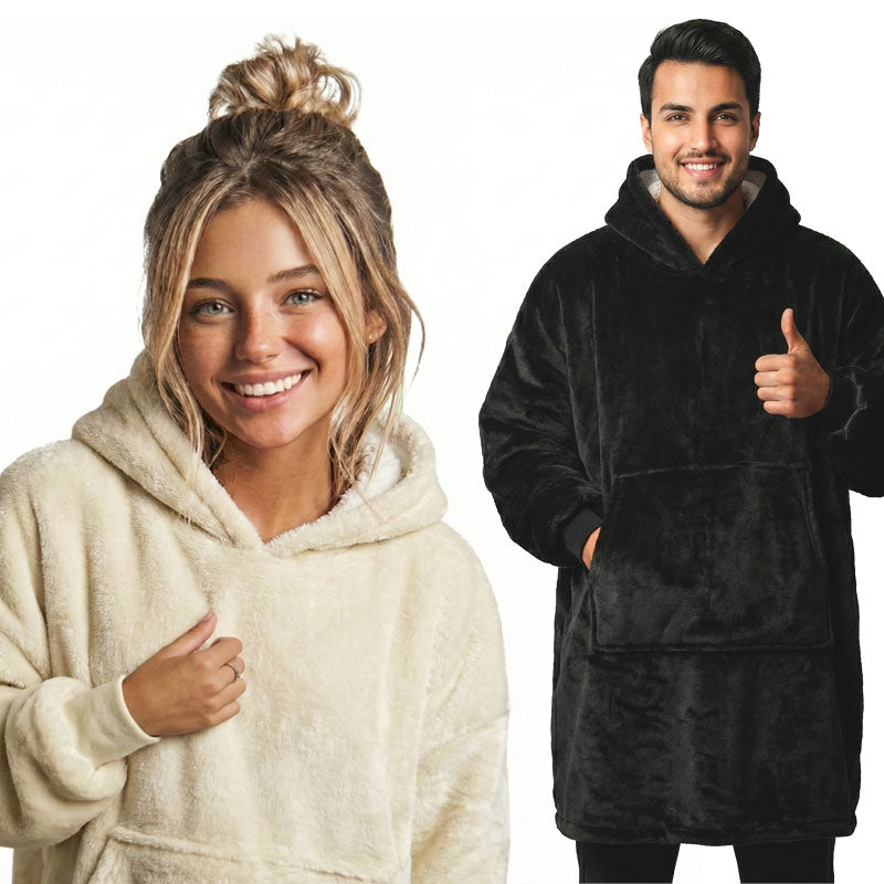 גבר ואישה לבושים בשמיכות קפוצ'ון פינוקי בצבעי שחור ושמנת מחייכים ומסמנים לייק