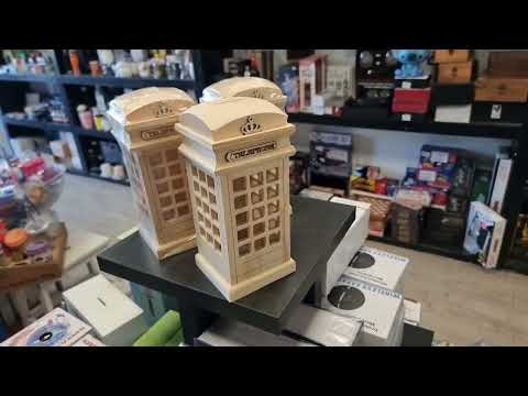 קופת חיסכון מעץ בעיצוב תא טלפון של פעם