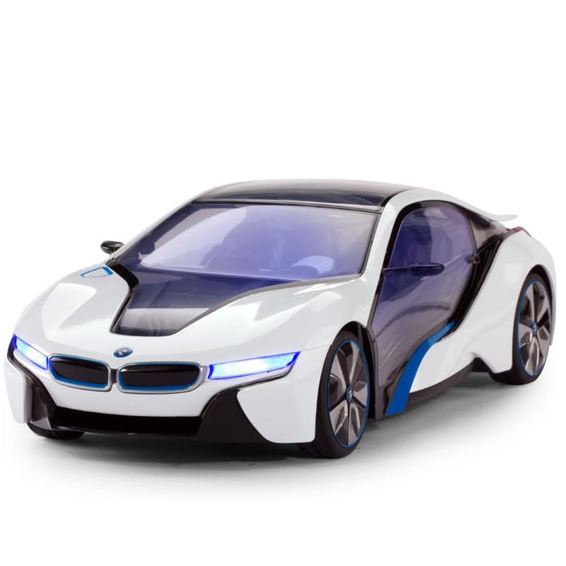 מכונית BMW i8 על שלט עם אורות קדמיים דולקים