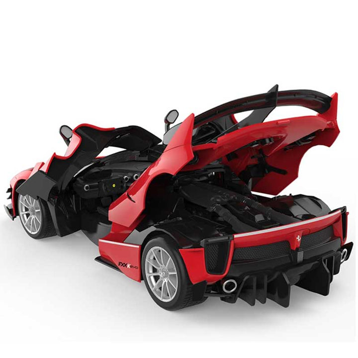 מכונית Ferrari FXXK Evo עם שלט להרכבה עצמית