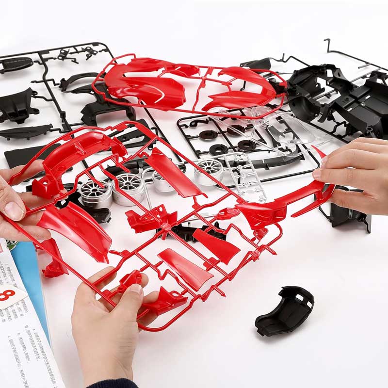 מכונית Ferrari FXXK Evo עם שלט להרכבה עצמית