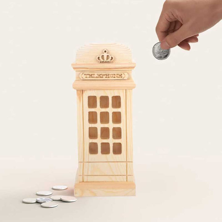 קופת חיסכון מעץ בעיצוב תא טלפון של פעם