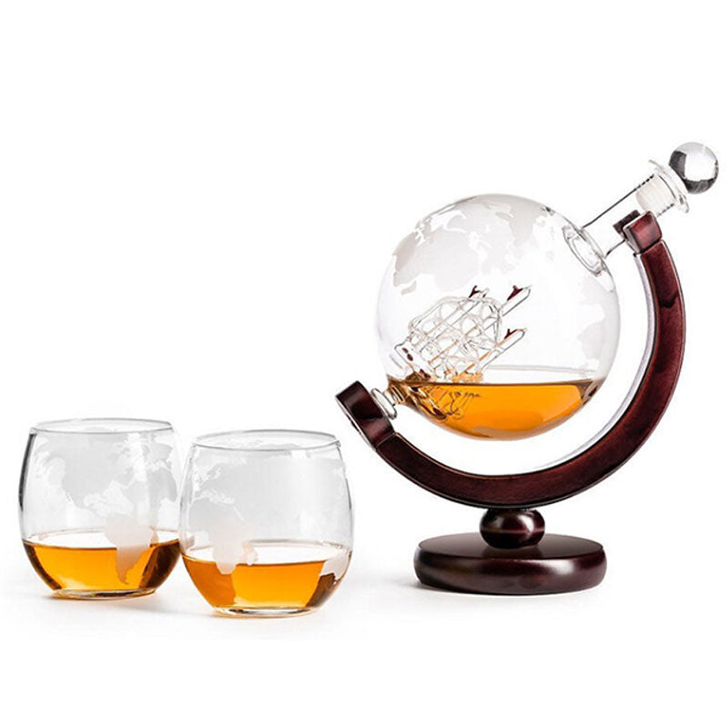 מארז דיקנטר לויסקי בעיצוב גלובוס עם ספינת זכוכית ושתי כוסות מעוצבות