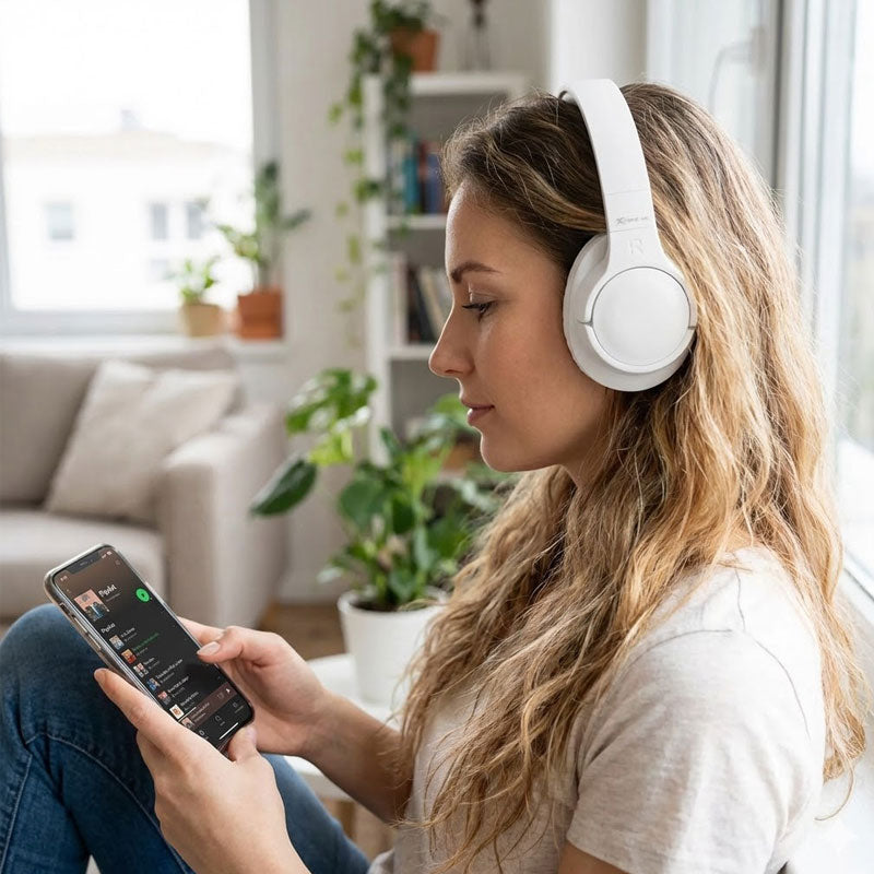 אישה מקשיבה למוזיקה עם אוזניות בלוטוס XTRIKEME