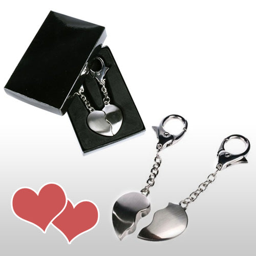 זוג מחזיקי מפתחות בצורת לב חצוי