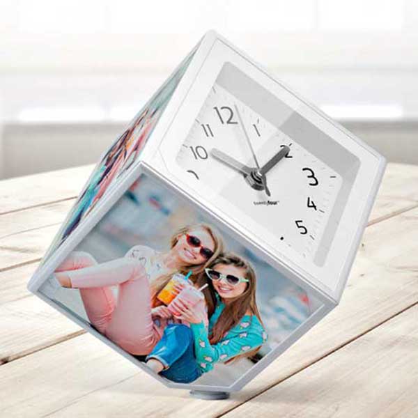 מסגרת תמונות מסתובבת עם שעון
