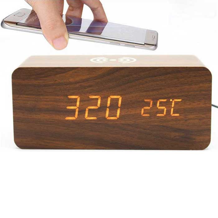 שעון דיגיטלי מעץ עם טעינה אלחוטית QI