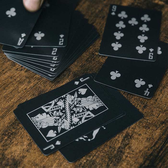 חפיסת קלפים שחורים במארז מהודר